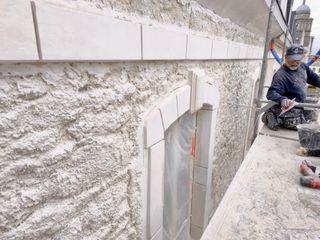 Détail d'une restauration de bâti ancien, maçonnerie à la chaux