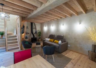 Intérieur bois du gîte rénové à Trigavou, canapé et poêle à bois